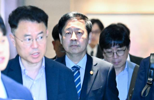 한미 간 '2+2 통상협상'을 위해 미국으로 출국하려던 구윤철(가운데) 부총리 겸 기재부 장관이 24일 인천국제공항 제2터미널을 굳은 표정으로 나서고 있다. 연합뉴스