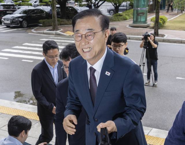 김윤덕 국토교통부 장관 후보자가 15일 정부과천청사에 마련된 인사청문회 준비 사무실로 첫 출근하고 있다. 연합뉴스