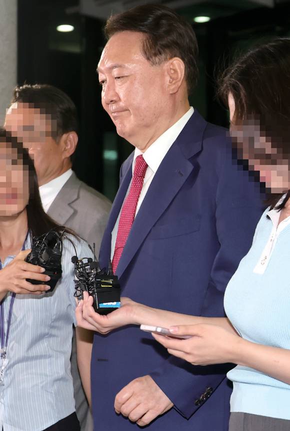 윤석열 전 대통령이 7월5일 서울 서초구 서울고등검찰청에 마련된 내란특검에서 2차 대면조사를 마치고 귀가하고 있다. ⓒ시사저널 박정훈