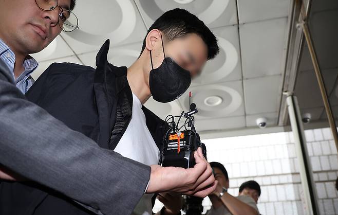 10대에게 경복궁 담장에 낙서하도록 사주한 30대 남성이 2024년 5월25일 오후 구속 전 피의자 심문(영장실질심사)을 받고자 서울 서초구 서울중앙지방법원에 출석하는 모습 ⓒ연합뉴스