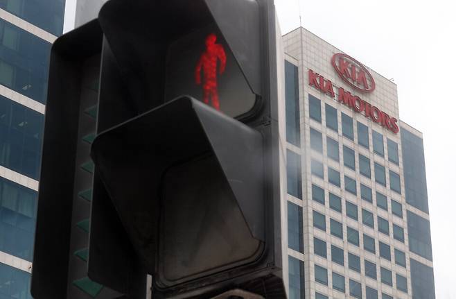 기아는 25일 올해 2분기 영업이익이 전년 동기보다 24.1% 감소한 2조7648억원으로 잠정 집계됐다고 공시했다. 사진은 서울 서초구 양재동에 위치한 기아 본사 모습 ⓒ연합뉴스