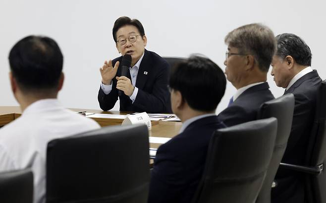 이재명 대통령이 25일 경기 시흥시 SPC 삼립 시흥 공장에서 열린 산업재해 근절 현장 노사간담회에서 허영인 SPC그룹 회장 등 회사 임원들에게 근로자 노동 환경 등에 대해 질문하고 있다. ⓒ연합뉴스