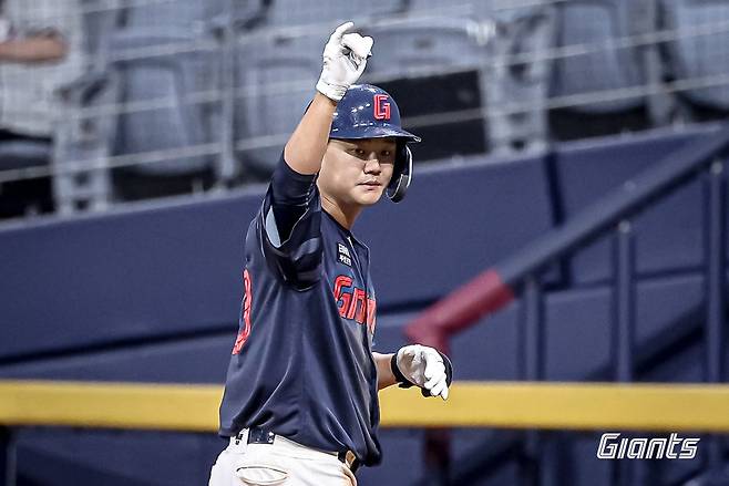 롯데 손호영이 24일 고척스카이돔에서 열린 키움전 도중 안타를 친 뒤 3루 덕아웃의 동료들을 향해 세리머니를 펼치고 있다. 사진제공｜롯데 자이언츠