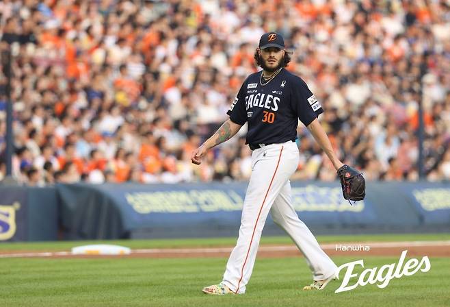 한화 폰세는 24일 잠실 두산전에서 선발등판해 6이닝 무실점으로 위력적인 투구를 펼쳤다. 그는 오른쪽 어깨 뭉침 증세를 호소했지만, 부상 정도가 심각하지 않다. 팀은 안도의 한숨을 쉬었다. 사진제공|한화 이글스