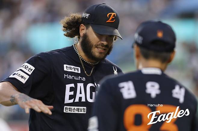 한화 폰세(왼쪽)는 24일 잠실 두산전에서 선발등판해 6이닝 무실점으로 위력적인 투구를 펼쳤다. 그는 오른쪽 어깨 뭉침 증세를 호소했지만, 부상 정도가 심각하지 않다. 팀은 안도의 한숨을 쉬었다. 사진제공|한화 이글스