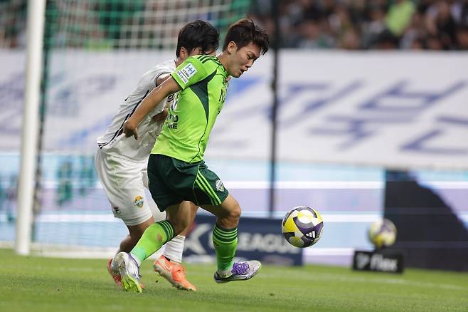 Jeonbuk has begun a re -signing work with Kang Sang -yun, which is regarded as 'second Lee Jae -sung'. He is fighting against his opponent's defender and ball in the K -League 1 home game with Gangwon held at the Jeonju World Cup Stadium on the 23rd. Photo courtesy ｜ Korea Professional Football Federation