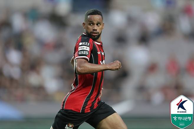 FC서울 유니폼으로 갈아입은 안데르손 | 프로축구연맹 제공