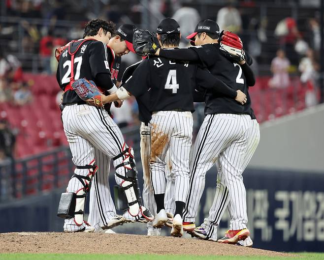 LG 선수들이 지난 23일 KIA전에서 연장 접전 끝에 6-5 승리를 거두고 세리머니를 하고 있다. 연합뉴스