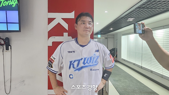 KT 장성우가 25일 수원 삼성전 승리 후 취재진과 인터뷰하고 있다.