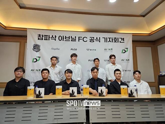 ▲ 김태영 감독과 디제이매니지먼트(대표 이동준)은 25일 서울 효창운동장에서 기자회견을 열고 라오스리그에 진출하는 배경과 각오를 전했다. 이동준 대표는 참파삭 아브닐을 인수해 직접 경영한다. 김태영 감독은 참파삭 아브닐 창단 후 초대 사령탑에 올라 라오스에서 펼칠 청사진을 이야기했다.