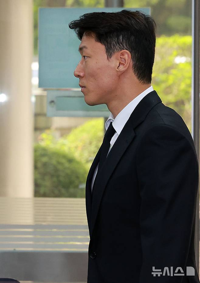 축구선수 황의조가 24일 오후 서울 서초구 서울중앙지방법원에서 열린 불법촬영 등 혐의 항소심 2차 공판에 출석하고 있다. /사진=뉴시스