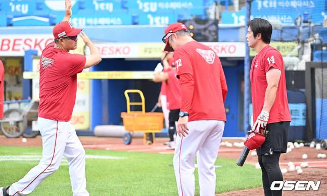 이숭용 감독(왼쪽)이 23일 삼성전을 앞두고 최정의 타격 훈련 때 시범을 보여가며 조언을 하고 있다.