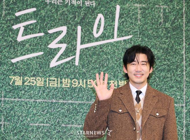 배우 윤계상이 25일 오후 서울 양천구 SBS 사옥에서 진행된 금토드라마 '트라이: 우리는 기적이 된다' 제작발표회에 참석해 포즈를 취하고 있다.  예측불허 괴짜감독 주가람과 만년 꼴찌 한양체고 럭비부가 전국체전 우승을 향해 질주하는 코믹 성장 스포츠 드라마 '트라이: 우리는 기적이 된다'는 오늘(25일) 첫 방송된다. /2025.07.25 /사진=이동훈 photoguy@