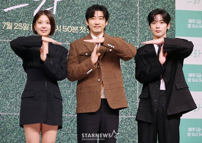 배우 임세미, 윤계상, 김요한이 25일 오후 서울 양천구 SBS 사옥에서 진행된 금토드라마 '트라이: 우리는 기적이 된다' 제작발표회에 참석해 포즈를 취하고 있다.  예측불허 괴짜감독 주가람과 만년 꼴찌 한양체고 럭비부가 전국체전 우승을 향해 질주하는 코믹 성장 스포츠 드라마 '트라이: 우리는 기적이 된다'는 오늘(25일) 첫 방송된다. /2025.07.25 /사진=이동훈 photoguy@