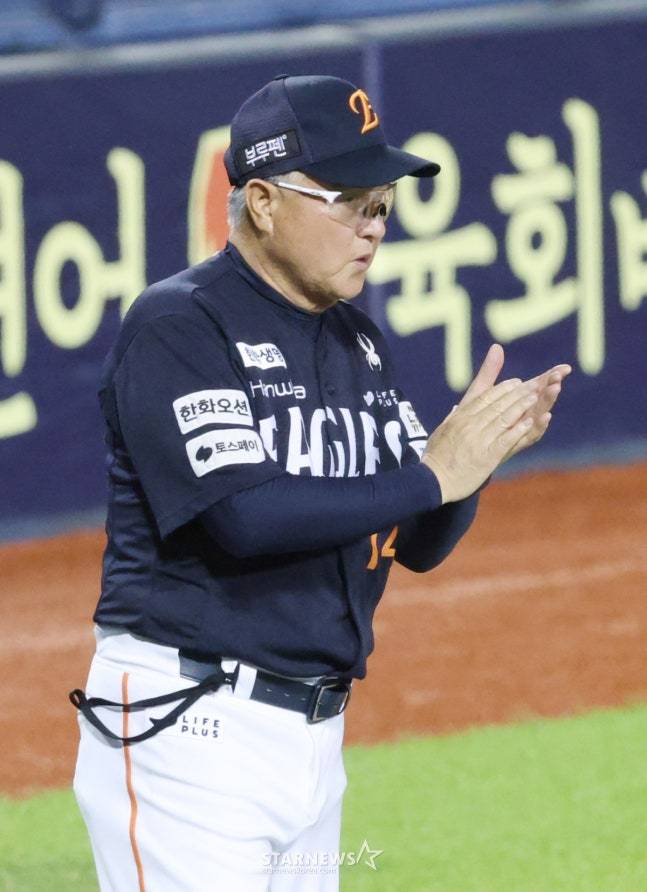 선수들을 격려하는 김경문 감독. /사진=김진경 대기자