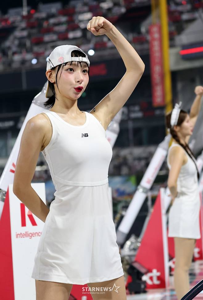 [포토]'흠뻑 젖고 싶으면 위즈파크로' 정희정