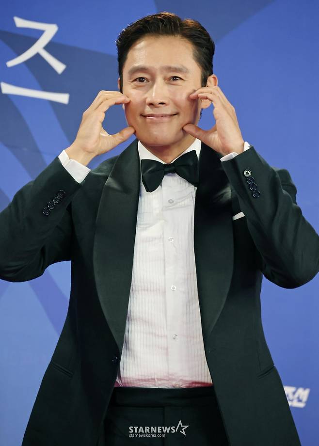 배우 이병헌이 18일 오후 인천광역시 중구 파라다이스시티 크로마에서 진행된 제4회 청룡시리즈어워즈 레드카펫 & 포토월 행사에 참석해 포즈를 취하고 있다. /2025.07.18 /사진=이동훈 photoguy@