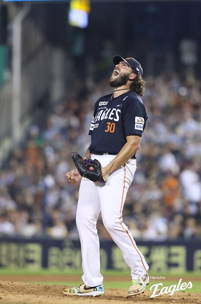 한화 이글스 선발투수 코디 폰세가 24일 잠실 두산 베어스전에 등판해 포효하고 있다. 한화 이글스