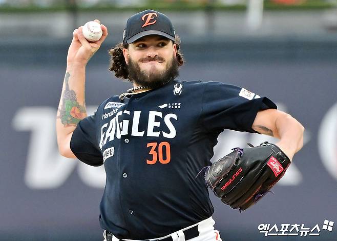 18일 오후 수원KT위즈파크에서 열린 '2025 신한 SOL Bank KBO리그' 한화 이글스와 KT 위즈의 경기, 1회말 한화 선발투수 폰세가 공을 힘차게 던지고 있다. 엑스포츠뉴스DB