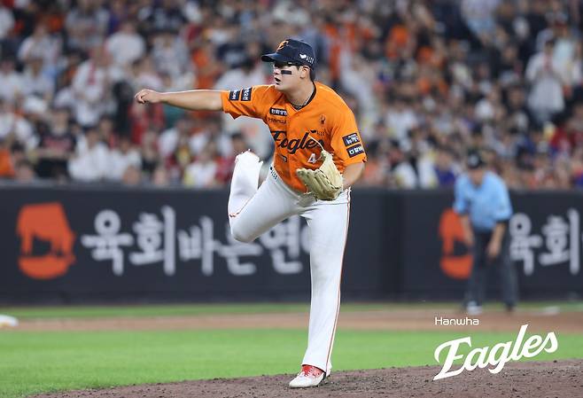 김경문 감독이 이끄는 한화 이글스는 25일 대전 한화생명 볼파크에서 열린 2025 신한 SOL Bank KBO리그 SSG 랜더스와의 홈경기에서 승리했다. 이날 승리로 한화는 시즌 전적 57승34패3무를 만들고 연패 없이 1위 자리를 지켰다. 한화 마무리 김서현이 역투하고 있다. 한화 이글스