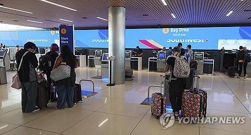 미 독립기념일 연휴 기간 덴버국제공항의 여행객들 [AP 연합뉴스 자료사진. 재판매 및 DB 금지]