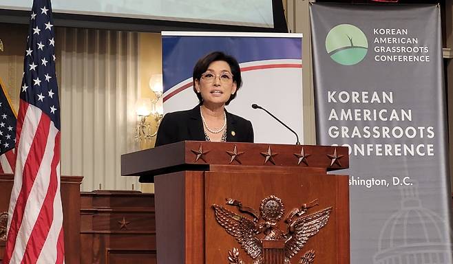 영 김 미국 하원의원 (워싱턴=연합뉴스) 김동현 특파원 = 한국계인 영 김 미국 하원의원이 지난 23일(현지시간) 워싱턴DC의 하원 캐넌 빌딩에서 열린 '한국전쟁 참전용사와 정전의 날 기념 리셉션'에서 축사하고 있다. 2025.7.24