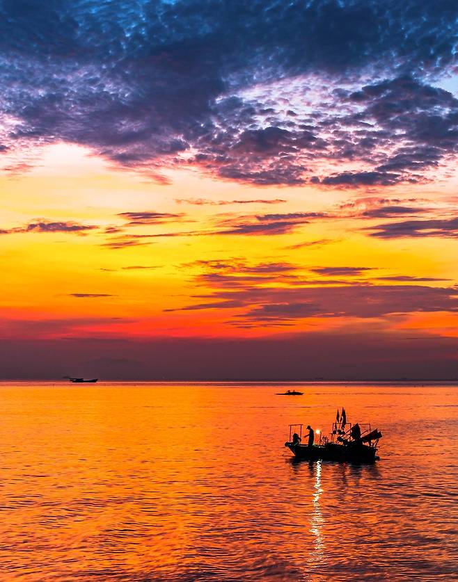 2023년 기록적인 해양 폭염 연구팀은 2023년 세계 해양 폭염(MHW, Marine Heatwaves)은 강도와 지속기간, 규모 면에서 전례 없는 현상으로, 지구 기후시스템이 임계점에 다가가고 있다는 조기경보일 수 있다고 경고했다. [Zhenzhong Zeng 제공. 재판매 및 DB 금지]