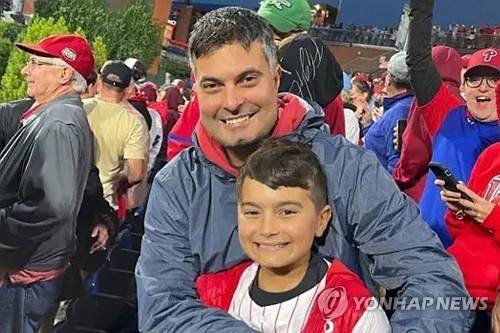 리틀야구 선수인 마르코와 아버지 조 로코 [AP=연합뉴스]