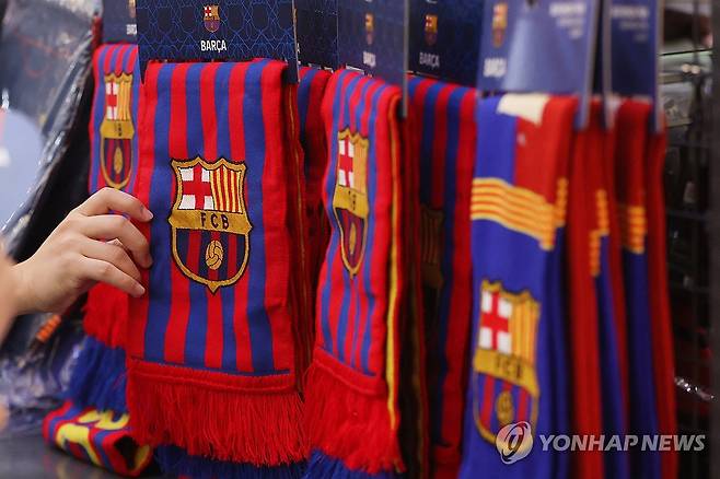 굿즈 고르는 축구팬들 (서울=연합뉴스) 강민지 기자 = 23일 서울 송파구 잠실 롯데월드몰에서 열린 FC바르셀로나 방한 기념 'FC서울 vs FC바르셀로나' 팝업스토어에서 축구팬들이 굿즈를 고르고 있다. FC바르셀로나는 15년 만에 방한해 오는 31일 아시아투어 첫 경기로 FC서울과 친선경기를 갖는다. 2025.7.23 mjkang@yna.co.kr