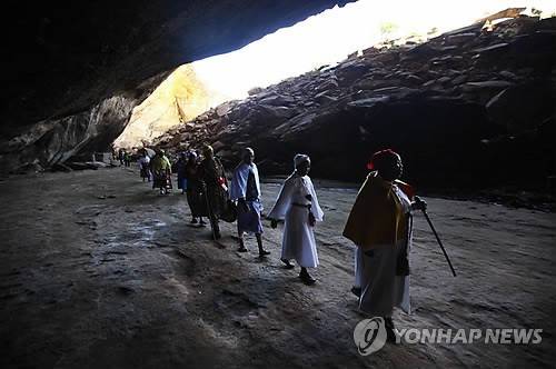 2011년 남아공 말로티산 동굴에서 조상들과 신께 기도하러 모인 토착교회 신도들   [EPA 연합뉴스 자료사진. 재판매 및 DB 금지]