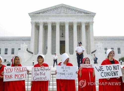브렛 캐버노  연방대법관 취임을 반대하는 시민들  [EPA=연합뉴스]