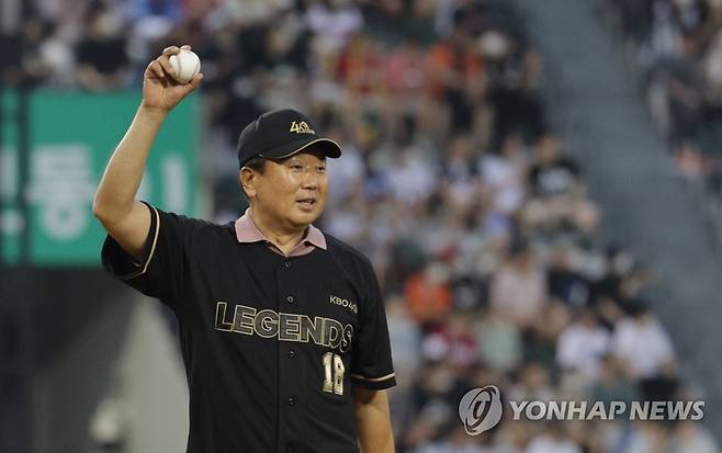 시구 마친 선동열 전 감독 (서울=연합뉴스) 한종찬 기자 = 16일 서울 잠실야구장에서 열린 '2022 신한은행 SOL KBO 올스타전' 드림올스타 대 나눔올스타의 경기. 시구를 마친 선동열 전 감독이 팬들을 향해 인사하고 있다. 2022.7.16 saba@yna.co.kr