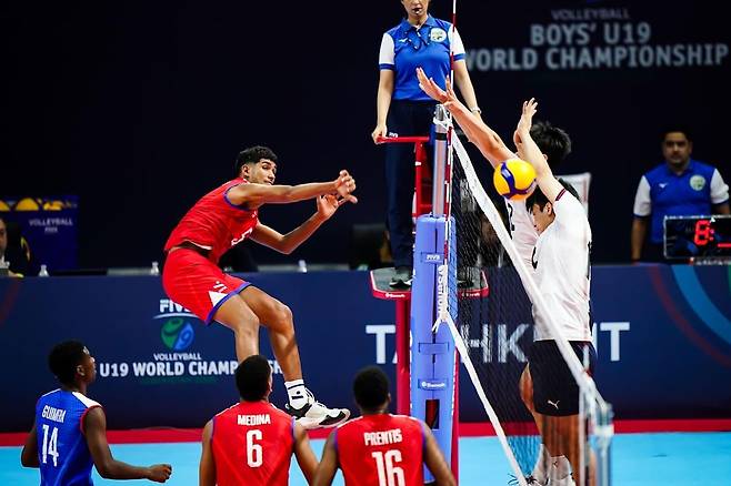 쿠바와 경기 펼치는 U-19 남자배구 대표팀 선수들 [FIVB 홈피 캡처. 재판매 및 DB 금지]