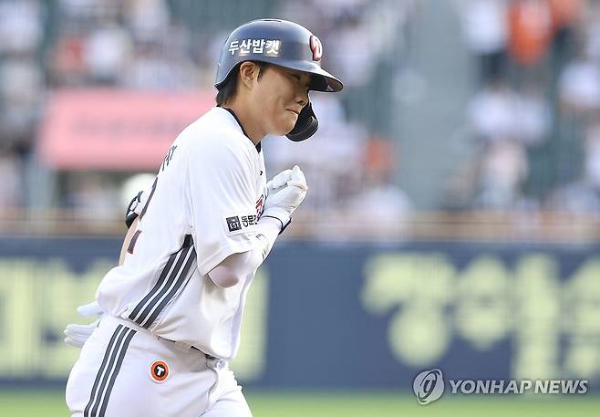 홈런 친 박준순 (서울=연합뉴스) 23일 서울 잠실야구장에서 열린 프로야구 2025 신한 SOL 뱅크 KBO리그 두산베어스와 한화이글스 경기. 1회말 2사 두산 박준순이 솔로홈런을 치고 그라운드를 달리고 있다. 2025.7.23 [두산 베어스 제공. 재판매 및 DB 금지] ksm7976@yna.co.kr