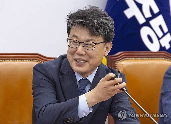 원내대책회의에서 미소짓는 진성준 정책위의장 (서울=연합뉴스) 황광모 기자 = 더불어민주당 정책위의장이 22일 국회에서 열린 원내대책회의 도중 뮨진석 원내수석부대표와 발언 순서를 두고 대화하다 미소짓고 있다. 2025.7.22 hkmpooh@yna.co.kr