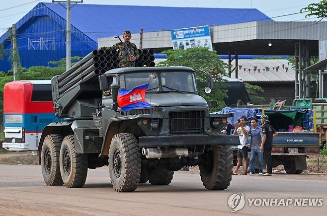 캄보디아군 다연장로켓포 (우다르미언쩨이주[캄보디아] AFP=연합뉴스) 25일(현지시간) 오전 캄보디아 북서부 우다르미언쩨이주에서 캄보디아군의 다연장로켓포가 국경 지대로 이동하고 있다.