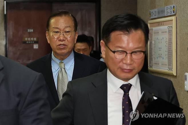 지난 5월 7일 서울 여의도 국회에서 의원총회에 이어 열린 비상대책위원회의와 선거관리위원회의를 마친 뒤 나오고 있는 당시 국민의힘 권영세 비상대책위원장과 이양수 중앙당선관위원장.[연합뉴스 자료사진]