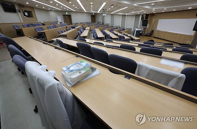 텅 빈 의대 강의실…의대생 복귀는 언제? (서울=연합뉴스) 김성민 기자 = 전국 40개 의대 총장 모임인 의과대학 선진화를 위한 총장협의회(의총협)가 17일 긴급 회의를 열고 복귀한 의대생들을 위한 의대교육 정상화 방안을 논의할 예정이다.
    이날 서울 시내 한 의과대학 강의실에 가운이 걸려 있다. 2025.7.17 ksm7976@yna.co.kr