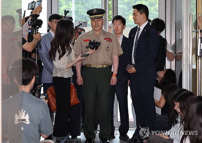 순직해병특검 출석하며 답변하는 박정훈 대령 (서울=연합뉴스) 서명곤 기자 = 채상병 사망 사건 초동조사 당시 수사외압을 폭로했던 박정훈 해병대 수사단장(대령)이 16일 서울 서초구 순직해병특검 사무실에 참고인 신분으로 출석하며 취재진의 질문에 답하고 있다. 2025.7.16 seephoto@yna.co.kr