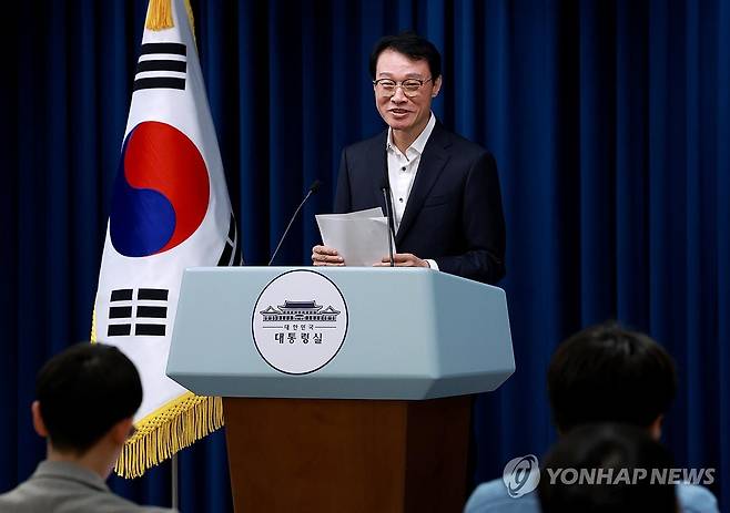 브리핑 마친 이규연 홍보소통수석 (서울=연합뉴스) 홍해인 기자 = 이규연 대통령실 홍보소통수석이 17일 서울 용산 대통령실 청사에서 이날 이재명 대통령 주재로 열린 수석·보좌관 회의 등 현안 브리핑을 마친 뒤 취재진과 대화하고 있다. 2025.7.17 hihong@yna.co.kr