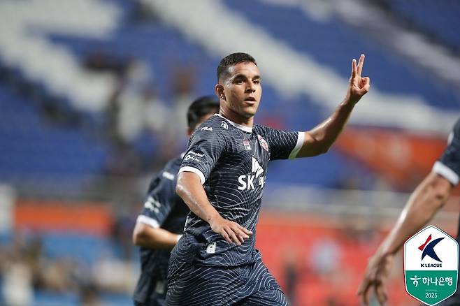 골세리머니를 펼치는 제주SK FC의 유리 조나탄  [한국프로축구연맹 제공. 재판매 및 DB 금지]