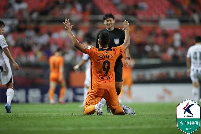 만세 세리머니를 펼치는 제주SK FC의 유리 조나탄 [한국프로축구연맹 제공. 재판매 및 DB 금지]
