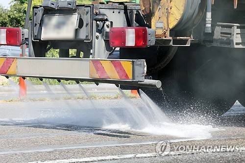 무더위 식히는 살수차 [연합뉴스 자료사진]