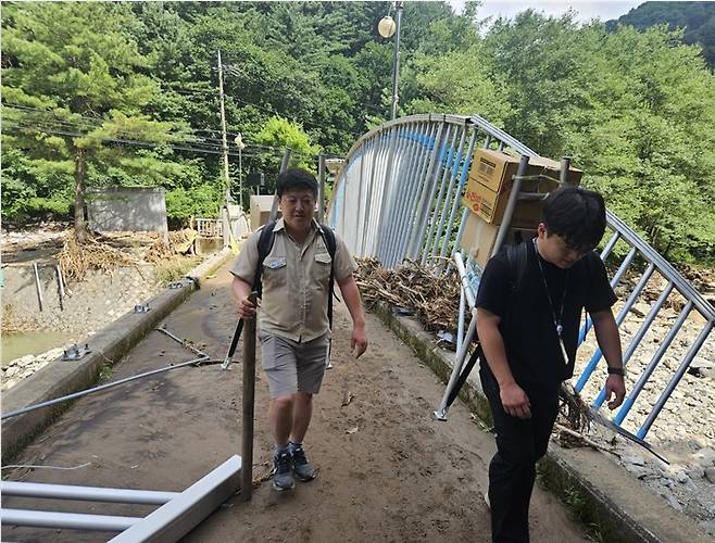 지게로 구호품 나르는 신희섭(왼쪽)·박수완(오른쪽) 주무관 [경기도 제공. 재판매 및 DB 금지]