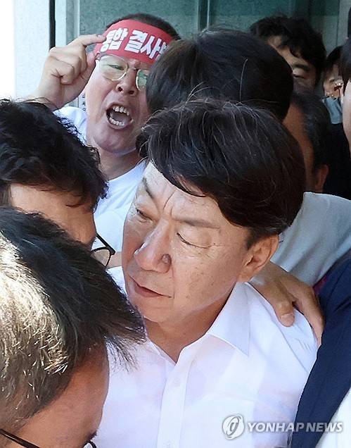 물벼락 맞고 식당 빠져나오는 우범기 전주시장 [독자 제공. 재판매 및 DB 금지]