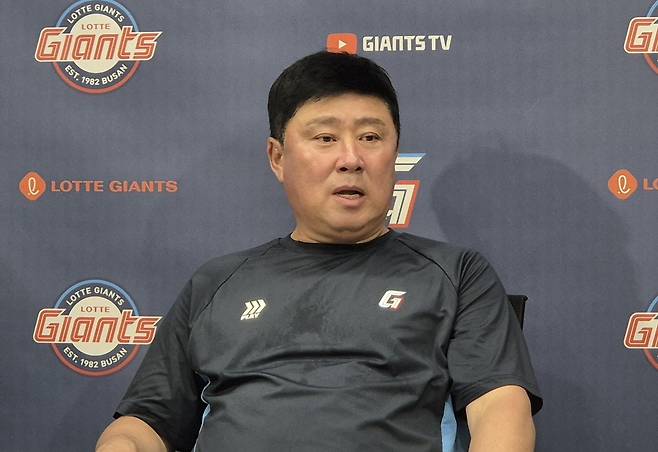 인터뷰하는 롯데 김태형 감독 (부산=연합뉴스) 김경윤 기자 = 롯데 자이언츠 김태형 감독이 25일 부산 사직구장에서 열리는 2025 프로야구 KIA 타이거즈와 홈 경기를 앞두고 인터뷰하고 있다. 2025.7.25. cycle@yna.co.kr