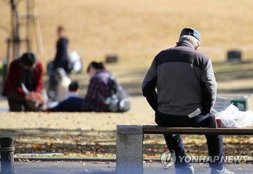 일본 도쿄의 한 공원 벤치에 앉은 한 노인 [연합뉴스 자료사진. 재판매 및 DB 금지]