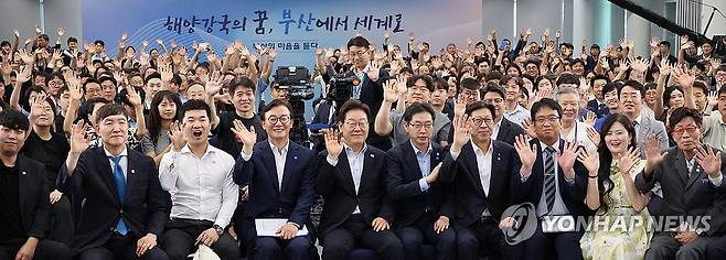 이재명 대통령, 부산 타운홀미팅 참석자와 함께 (부산=연합뉴스) 한상균 기자 = 이재명 대통령이 25일 부산 부경대에서 열린 타운홀미팅 '부산의 마음을 듣다' 간담회를 마치며 참석자들과 기념촬영을 하고 있다. 2025.7.25 xyz@yna.co.kr
