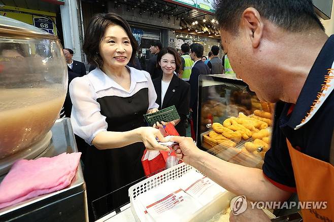 민생회복 소비쿠폰 이용해 꽈배기 구매하는 김혜경 여사 (인천=연합뉴스) 홍해인 기자 = 김혜경 여사가 25일 인천 계양산전통시장을 방문해 민생회복 소비쿠폰을 이용해 꽈배기를 구매하고 있다. 2025.7.25 [대통령실통신사진기자단] hihong@yna.co.kr