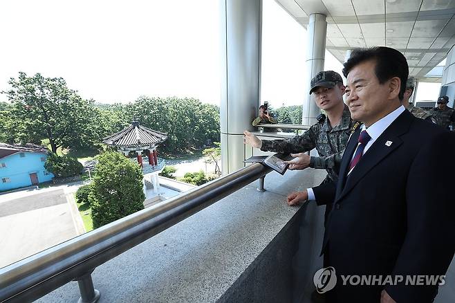 취임식 앞두고 판문점 찾은 정동영 통일부 장관 (서울=연합뉴스) 정동영 신임 통일부 장관이 25일 취임식을 앞두고 판문점을 찾아 관계자의 설명을 듣고 있다. 2025.7.25 [통일부 제공. 재판매 및 DB 금지] photo@yna.co.kr